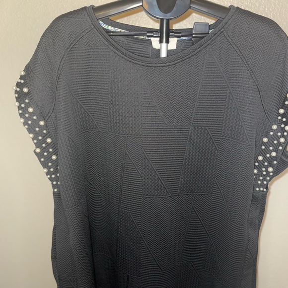 Elegant Black Top with Pearl Accents - Picture 4 of 5
